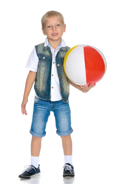 Ein kleiner Junge spielt mit einem Ball. — Stockfoto