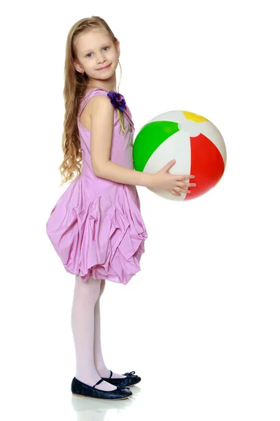 Bella bambina con una grande palla gonfiabile multicolore — Foto Stock