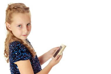 bir cep telefonu tutan küçük bir kız