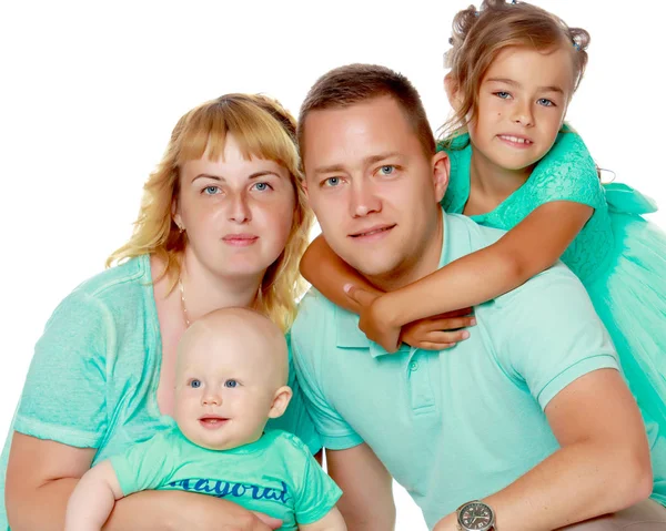 Glückliche Familie mit kleinen Kindern — Stockfoto