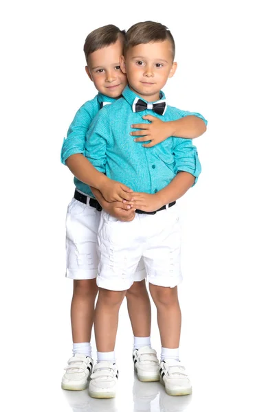 Zwei kleine Jungen in vollem Wachstum. — Stockfoto