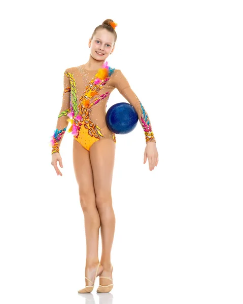 Flicka gymnast utför övningar med bollen. — Stockfoto