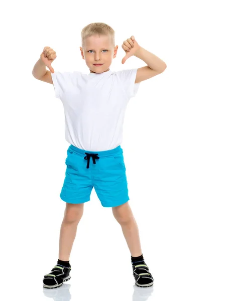 En liten pojke i en ren vit T-shirt för reklam. — Stockfoto