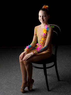 Siyah bir zemin üzerine kız jimnastikçi