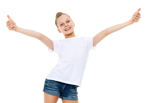 Una ragazzina con una maglietta bianca tiene il pollice in alto . — Foto Stock