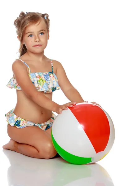 Petite fille en maillot de bain avec une balle — Photo