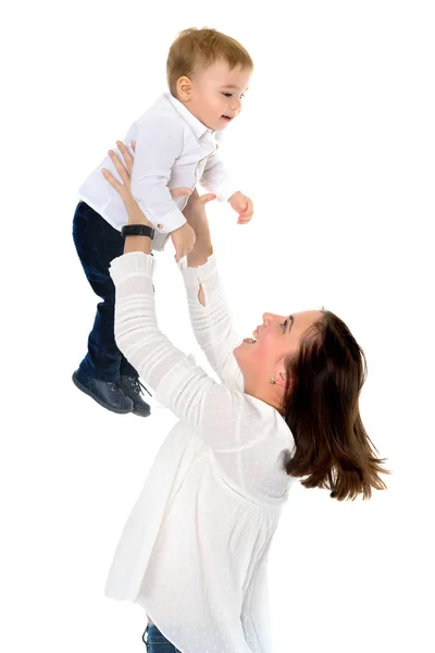 Mutter wirft ihren Sohn nach oben. — Stockfoto