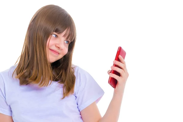 Het meisje is met behulp van een mobiele telefoon. — Stockfoto