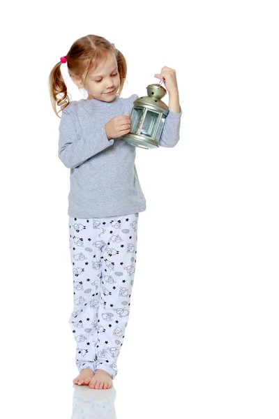 一个小女孩拿着一盏灯. — 图库照片
