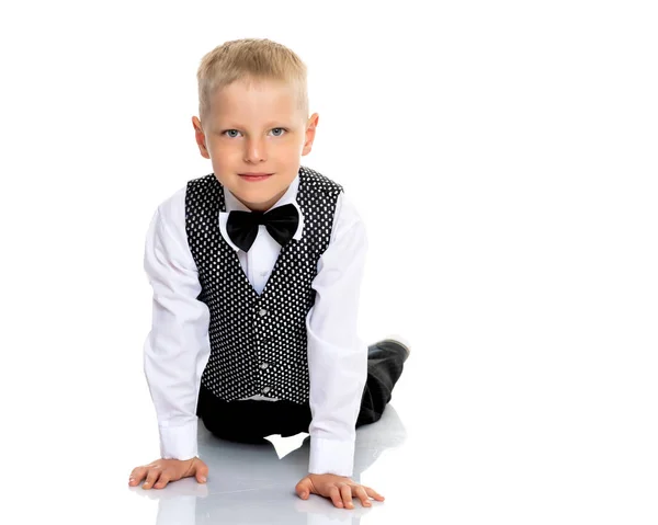 Feliz niño está tirado en el suelo en el estudio . — Foto de Stock