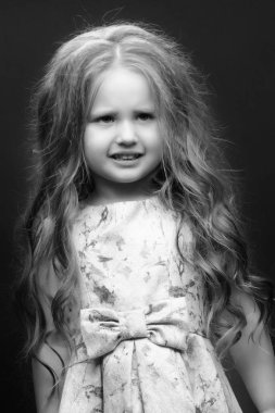 Siyah arka planda küçük bir kız