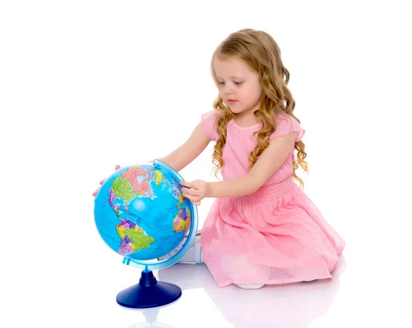 Uma menina olha para o Globo . — Fotografia de Stock