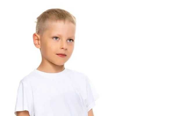 Un niño pequeño con una camiseta blanca . — Foto de Stock