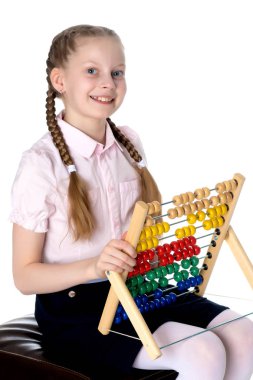 Kız abacus üzerinde sayar