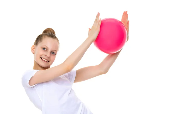 La niña está atrapando la pelota. . — Foto de Stock