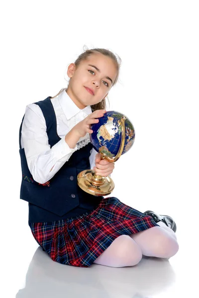 Ein kleines Mädchen studiert die Welt. — Stockfoto