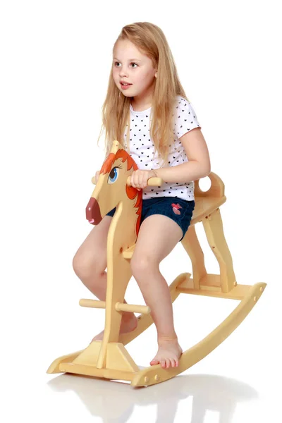 Menina Balançando Cavalo Madeira Conceito Uma Infância Feliz Jogos Jardim — Fotografia de Stock