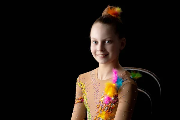 Bambina ginnasta in un bellissimo costume da bagno sportivo su un ba nero — Foto Stock