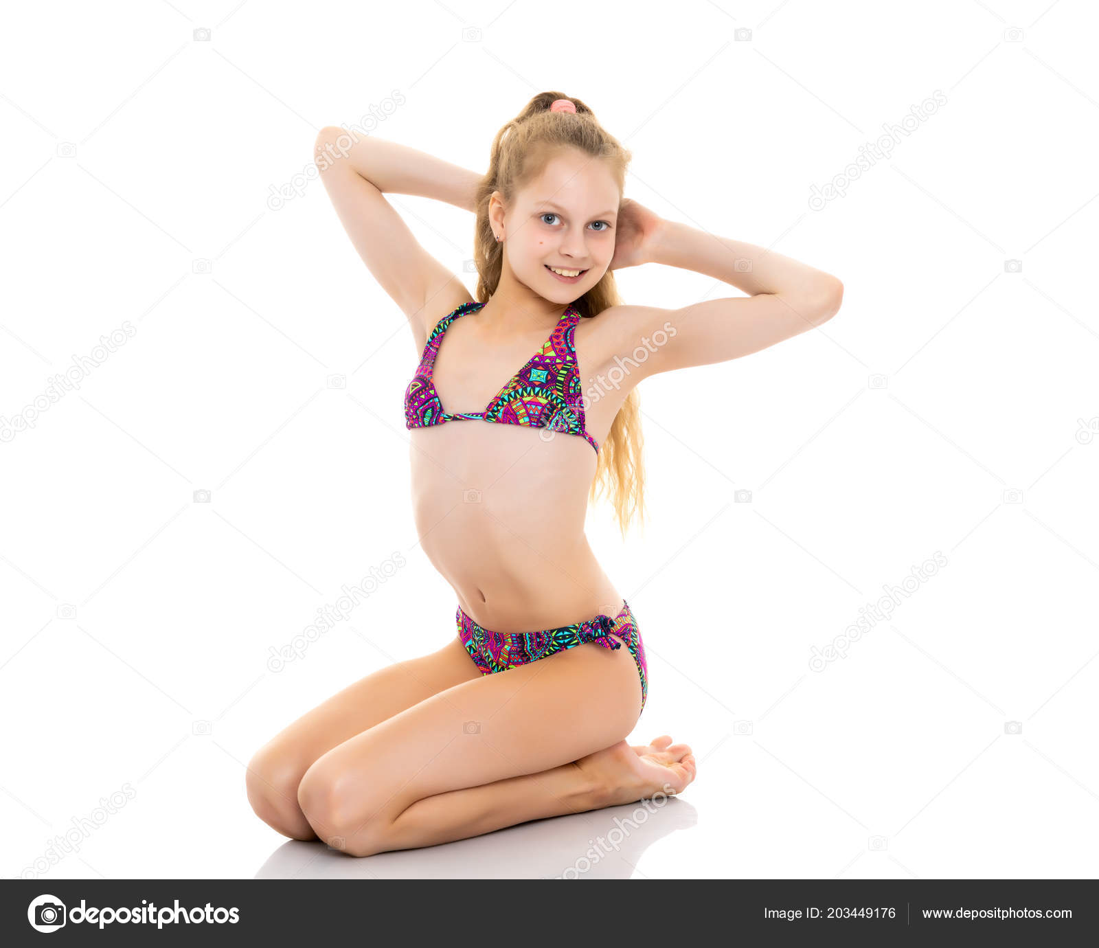 Petite fille en maillot de bain images best sale