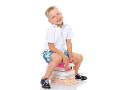 Sevimli küçük bir çocuk, bir preschooler kitaplarla. Eğitim, aile içinde çocuk zihinsel gelişim kavramı. Beyaz arka plan üzerinde izole.