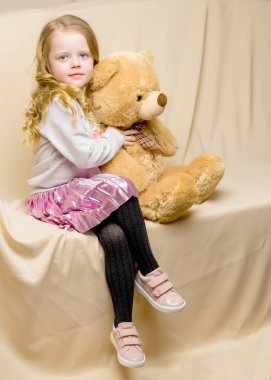 Oyuncak ayıyla küçük bir kız