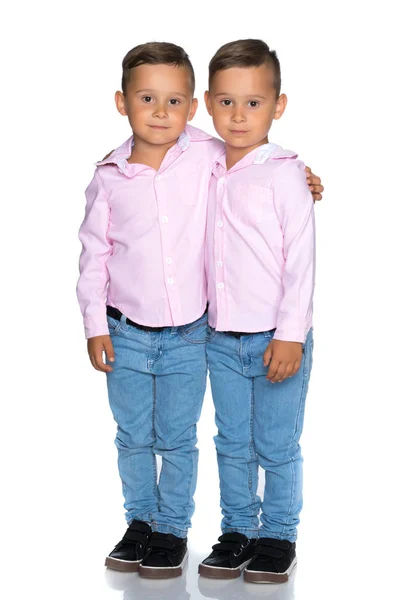 Dos niños pequeños en pleno crecimiento . —  Fotos de Stock