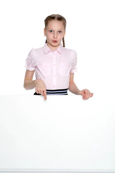 Niña está mostrando un dedo en una pancarta blanca . —  Fotos de Stock