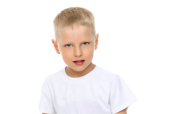 Un niño pequeño con una camiseta blanca . — Foto de Stock