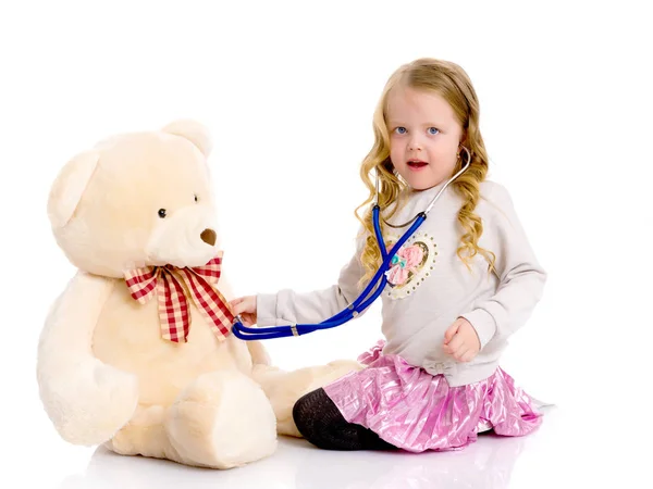 Menina está jogando médico — Fotografia de Stock