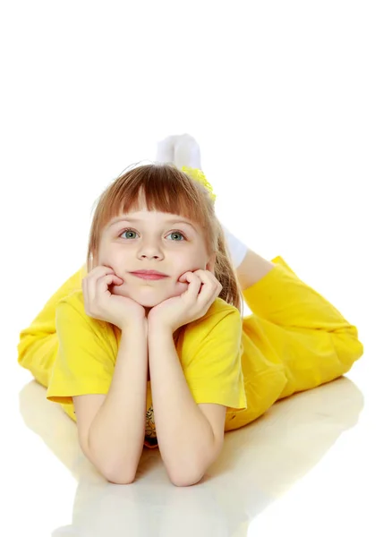 Девушка с короткой челкой на голове и ярко-желтым комбинезоном . — стоковое фото