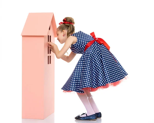 小さな女の子は、木造住宅で遊んでください。. — ストック写真