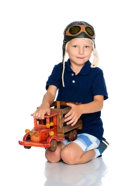 Ein kleiner Junge spielt mit einem Spielzeugauto. — Stockfoto