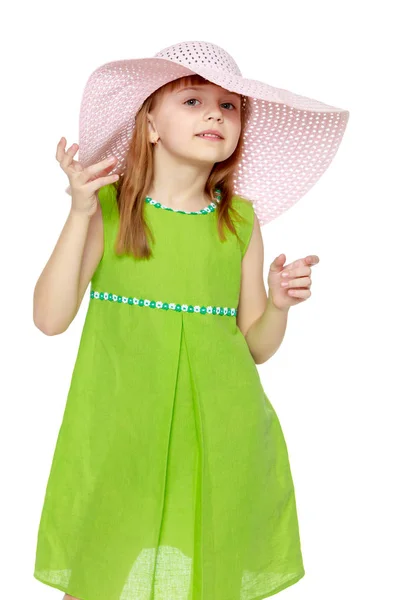 Una chica posando en un sombrero de paja de playa . — Foto de Stock