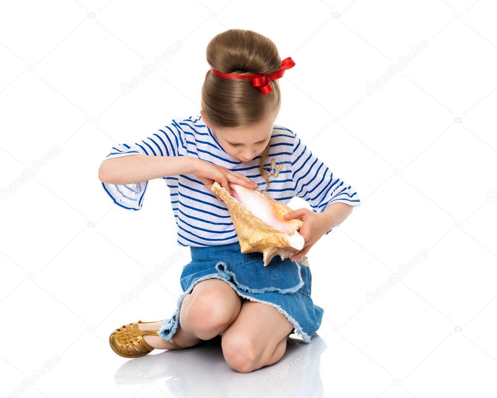 Little girl with sea shell