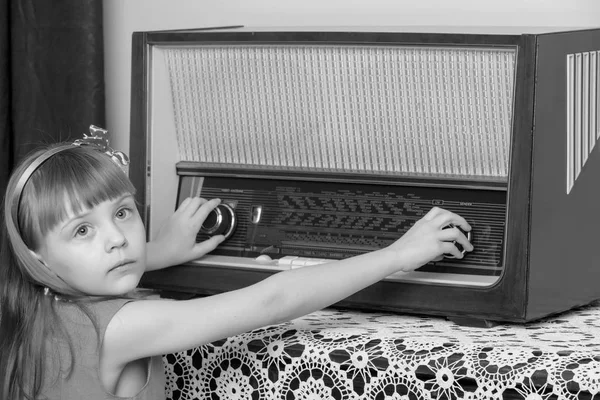 Una niña con el pelo largo y rubio y un flequillo corto, en un corto — Foto de Stock