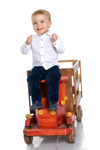Un petit garçon joue avec une voiture jouet. — Photo