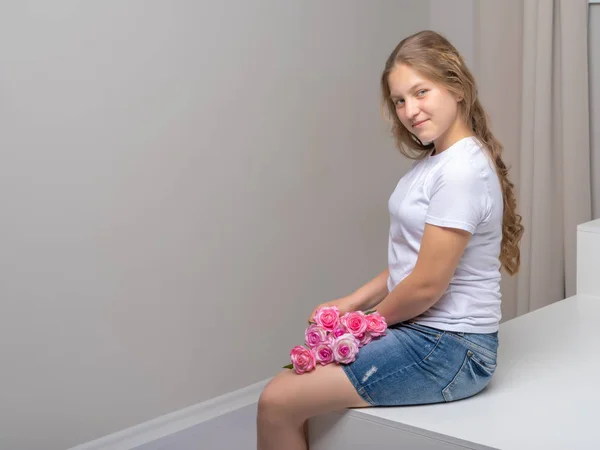 Školačka dívka s kyticí. — Stock fotografie