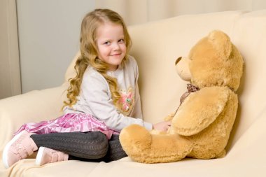 Oyuncak ayıyla küçük bir kız