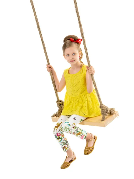 Gioiosa bambina che oscilla su un'altalena . — Foto Stock