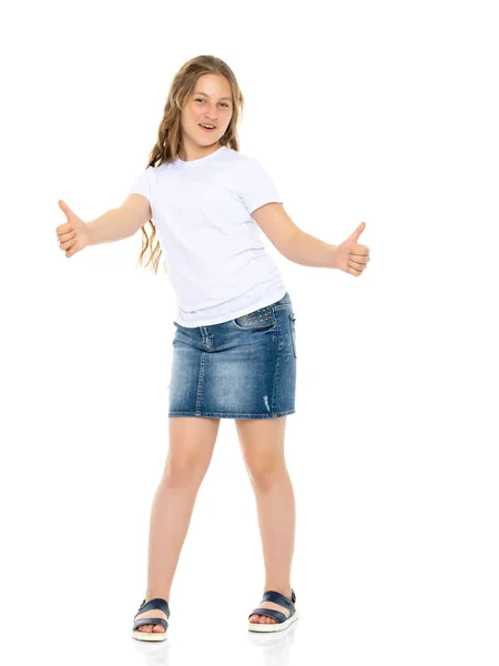 Meisje van de school verwijst naar haar lege witte t-shirt. — Stockfoto