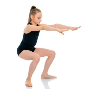 Jimnastikçi akrobatik bir element sergiliyor..