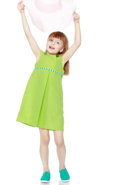 Ein kleines Mädchen in einem sommergrünen Kleid. — Stockfoto