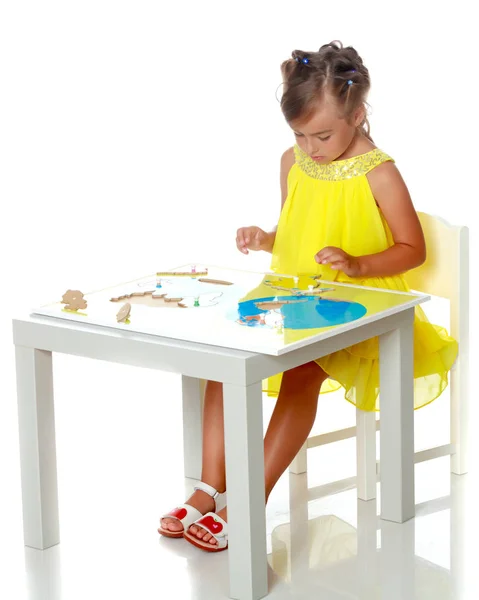 Una niña está estudiando cosas de Montessori.. — Foto de Stock