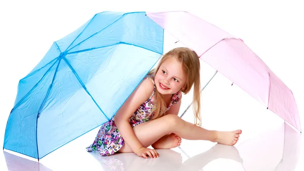 Küçük kız şemsiye altında. — Stok fotoğraf