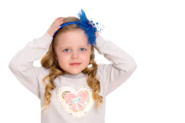 Una bambina si aggiusta i capelli. — Foto Stock