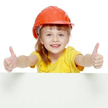 Kız bir inşaat kask içinde dışarı bir Pano arkasından iletiye göz atar.