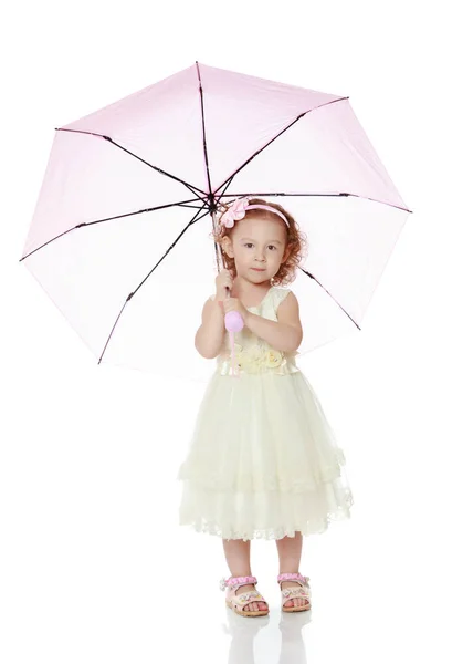 Dziewczynka pod parasolem. — Zdjęcie stockowe