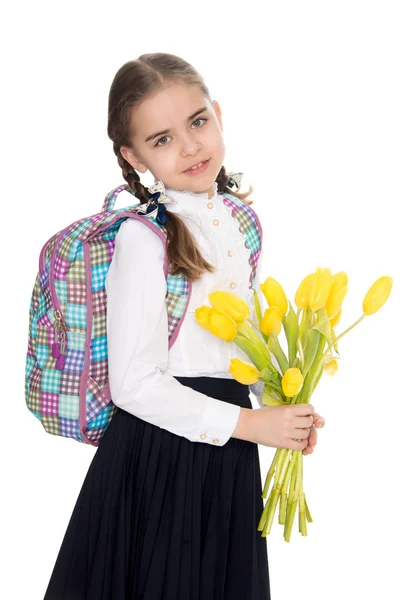 Una colegiala con un ramo de flores y una mochila en su sho —  Fotos de Stock