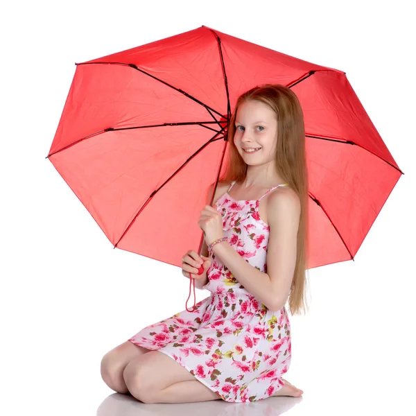 Klein meisje met paraplu. — Stockfoto
