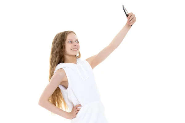 Linda niña haciendo selfie — Foto de Stock